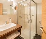 Badezimmer mit Dusche, WC und Valera-Föhn - Doppelzimmer Weinberg