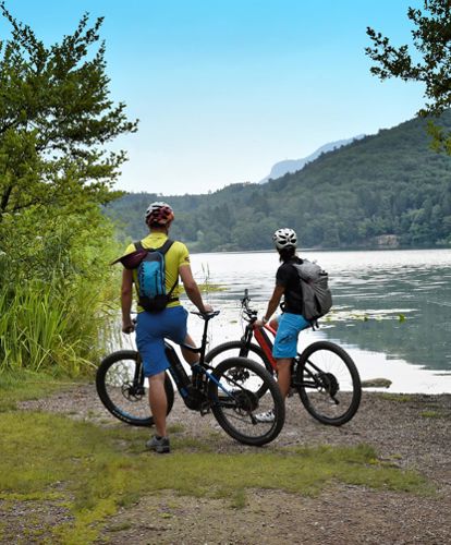 Escursione a un lago con la bici