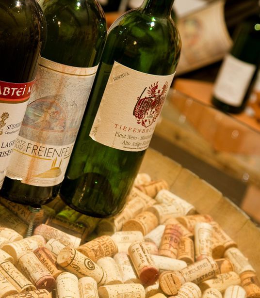 Bottiglie nella cantina dei vini