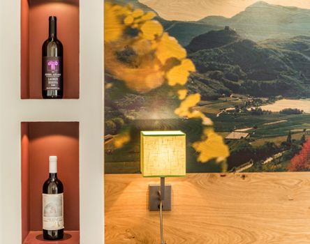 Dipinto e bottiglie di vino - Camera matrimoniale Panorama del Vino