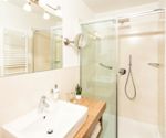 Badezimmer mit Regendusche, WC und Valera-Föhn - Doppelzimmer Vinum