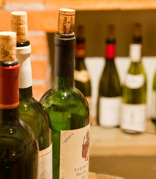 Bottiglie nella cantina dei vini