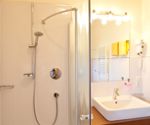 Badezimmer mit Dusche, WC und Valera-Föhn - Komfort Doppelzimmer