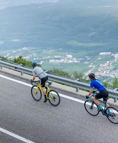 Due persone vanno in bicicletta da corsa