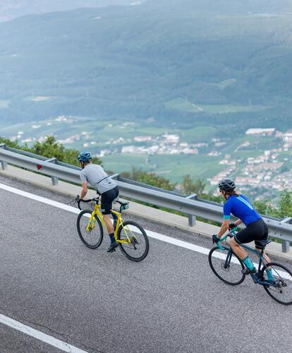 Zwei Personen fahren mit dem Rennrad