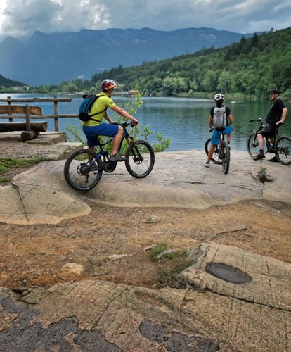 Escursione a un lago con la bici